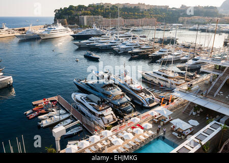 MONTE CARLO, MONACO - 3. Oktober 2014: Port Hercules mit Luxus-Yachten in Monaco von Gärten am Meer in der Nähe von Casino gesehen. Stockfoto