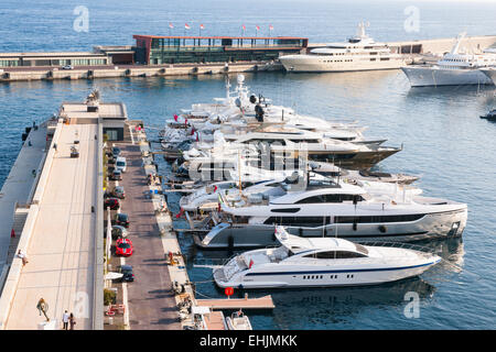MONTE CARLO, MONACO - 3. Oktober 2014: Luxus-Yachten angedockt am Pier von Port Hercule in Monaco gesehen von Gärten am Meer. Stockfoto
