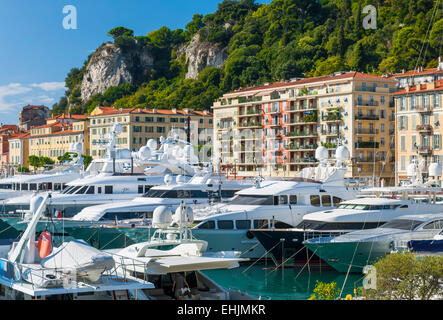 Nizza, Frankreich - 2. Oktober 2014: Luxus-Yachten im Hafen von Nizza, einer der wichtigsten Häfen für mediterrane Freizeitboote angedockt Stockfoto