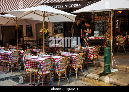 Nizza, Frankreich - 2. Oktober 2014: Terrasse des Restaurant L'Escalinada ist bereit für Kunden auf der Rue Pairoliere. Stockfoto