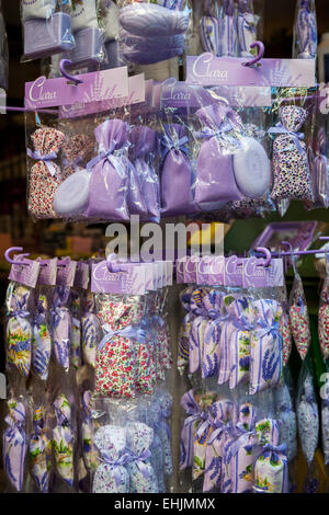 Nizza, Frankreich - 2. Oktober 2014: Lavendel Tütchen und Seifen sind als Andenken auf Rue Pairoliere, einer Fußgängerzone verkauft Stockfoto