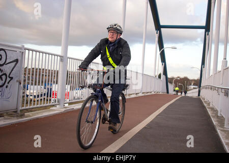 Radfahrer über Jane Coston Zyklus Brücke, Milton, Cambridge Stockfoto