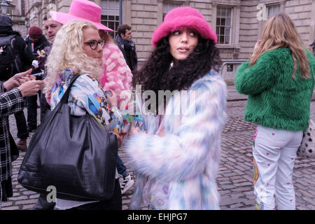 Modisch gekleidete junge Frauen besuchen London Fashion Week, Februar 2015. Stockfoto