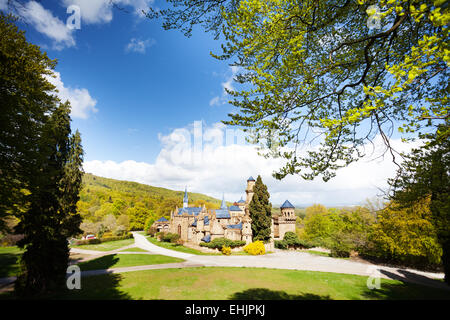 Panorama der eingerichtetes Burg Ruinen im Bergpark Stockfoto