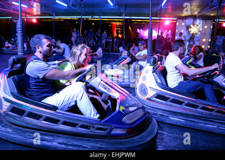 BARCELONA - 14 JUN: Menschen am Autoscooter am Sonar Festival am 14. Juni 2014 in Barcelona, Spanien. Stockfoto