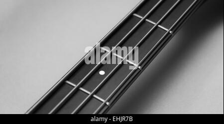 Das Griffbrett einer vier Zeichenfolge Graphit-necked-Bass-Gitarre Stockfoto