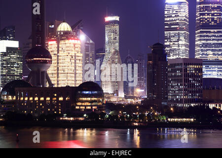 Nachtansicht der Skyline von Pudong es mit Huangpu-Fluss im Vordergrund, Shanghai, China Stockfoto