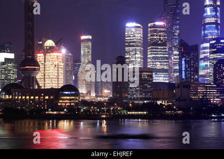 Nachtansicht der Skyline von Pudong es mit Huangpu-Fluss im Vordergrund, Shanghai, China Stockfoto