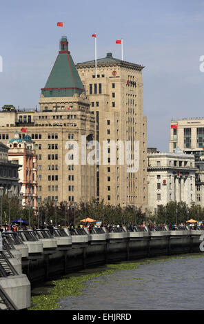 Aussicht auf den Bund mit dem Fairmont Peace Hotel und die alten Gebäude der Bank of China, Shanghai, China Stockfoto