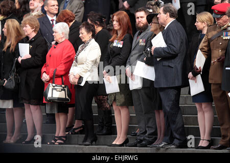 Service des Gedenkens, St. Pauls Cathedral. . London, UK. . 13.03.2015 Familien der Soldaten in den Dienst des Gedenkens an das Ende der Kampfhandlungen in Afghanistan am St. Pauls Cathedral, London. © Paul Marriott Photography. Stockfoto