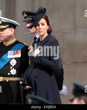 Service des Gedenkens, St. Pauls Cathedral. . London, UK. . 13.03.2015 Kate (Catherine Middleton) Herzogin von Cambridge, mit Prince Edward, Earl of Wessex und Prince Andrew, Duke of York, hinten, besucht den Dienst der Erinnerung an das Ende der Kampfhandlungen in Afghanistan am St. Pauls Cathedral, London. © Paul Marriott Photography. Stockfoto