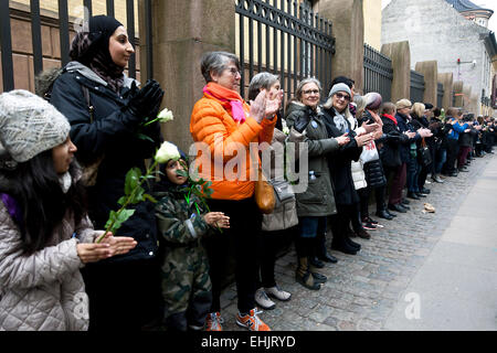 Kopenhagen, Dänemark, 14. März 2015: Kopenhagener trat hand diesem Samstagnachmittag in einem Frieden Ring um die jüdische Synagoge, wo Dan Uzan ermordet wurde. "Dänische Juden nicht in Angst leben" war einer der Slogans für diese Rallye, die von Muslimen organisiert wurde Stockfoto