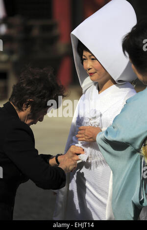 Eine japanische Braut in traditionelle Hochzeit Kimono während einer Shinto Hochzeitszeremonie in Yasaka-Jinjia Schrein, Kyoto, Japan Stockfoto