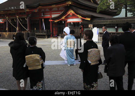 Eine japanische Braut in traditionelle Hochzeit Kimono während einer Shinto Hochzeitszeremonie in Yasaka-Jinjia Schrein, Kyoto, Japan Stockfoto