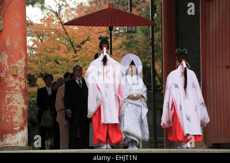 Die Prozession eines traditionellen japanischen Shinto Zeremonie in Yasaka-Jinja Schrein. Kyoto. Japan Stockfoto