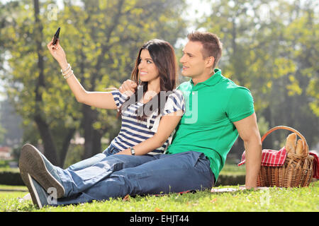 Mädchen, die eine Selfie mit ihrem Freund in einem park Stockfoto