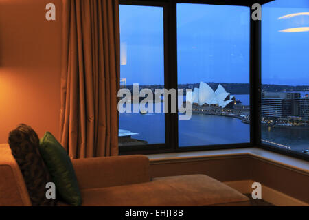 Die Zimmer des Four Seasons Hotel mit Blick auf die Oper von Sydney am Abend, Sydney, Australien Stockfoto