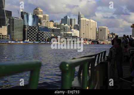 Die Ansicht der Cockle Bay Wharf und Sydney Central Business District von einer Fähre in Cockle Bay. Sydney, Australien Stockfoto