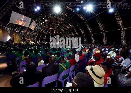 Pella, Südafrika. 14. März 2015. Menschen besuchen die Trauerfeier des südafrikanischen Anti-Apartheid-Helden Moses Kotane in Pella, North West Province, Südafrika, am 14. März 2015. Die sterblichen Überreste des südafrikanischen Anti-Apartheid-Helden, die Moses Kotane am Samstag mit einem großen Festakt mit Südafrikas Präsident Jacob Zuma umgebettet wurde. Bildnachweis: DOC/Elmond Jiyane/Xinhua/Alamy Live-Nachrichten Stockfoto