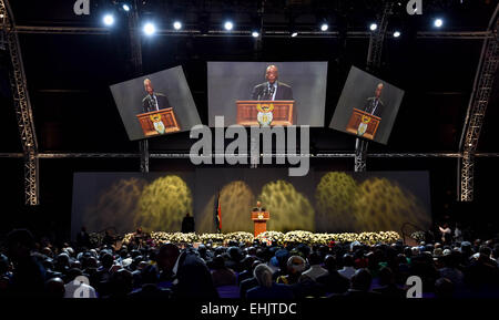 Pella, Südafrika. 14. März 2015. Südafrikas Präsident Jacob Zuma befasst sich mit der Beerdigung des südafrikanischen Anti-Apartheid-Helden Moses Kotane in Pella, North West Province, Südafrika, am 14. März 2015. Die sterblichen Überreste des südafrikanischen Anti-Apartheid-Helden, die Moses Kotane am Samstag mit einem großen Festakt mit Südafrikas Präsident Jacob Zuma umgebettet wurde. Bildnachweis: DOC/Elmond Jiyane/Xinhua/Alamy Live-Nachrichten Stockfoto