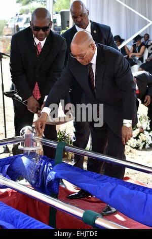 Pella, Südafrika. 14. März 2015. Südafrikas Präsident Jacob Zuma ist eine Hommage an die Reste des südafrikanischen Anti-Apartheid-Helden Moses Kotane während der Trauerfeier in Pella, North West Province, Südafrika, am 14. März 2015. Die sterblichen Überreste des südafrikanischen Anti-Apartheid-Helden, die Moses Kotane am Samstag mit einem großen Festakt mit Südafrikas Präsident Jacob Zuma umgebettet wurde. Bildnachweis: DOC/Elmond Jiyane/Xinhua/Alamy Live-Nachrichten Stockfoto