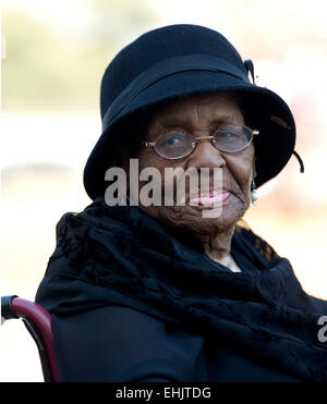 Pella, Südafrika. 14. März 2015. Rebecca Kotane, Witwe des südafrikanischen Anti-Apartheid-Helden Moses Kotane, besucht ihr Ehemann Trauerfeier in Pella, North West Province, Südafrika, am 14. März 2015. Die sterblichen Überreste des südafrikanischen Anti-Apartheid-Helden, die Moses Kotane am Samstag mit einem großen Festakt mit Südafrikas Präsident Jacob Zuma umgebettet wurde. Bildnachweis: DOC/Ntswe Mokoena/Xinhua/Alamy Live-Nachrichten Stockfoto