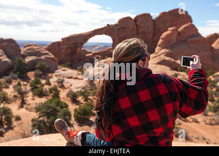 Weibliche Abenteurer erkunden die Wüste Stockfoto