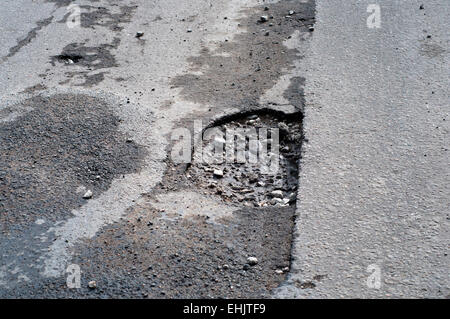 Großen Schlagloch in der Straße nach Frühlingstauwetter Stockfoto