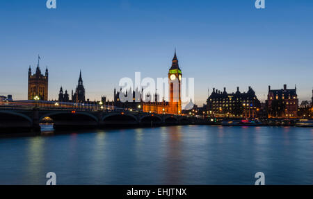 Die Houses of Parliament und Big Ben sind nachts beleuchtet und spiegelt sich in der Themse, Westminster, London. Stockfoto