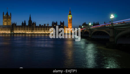 Die Houses of Parliament und Big Ben sind nachts beleuchtet und spiegelt sich in der Themse, Westminster, London. Stockfoto