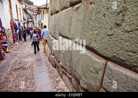 Die Straßen und Plätze von Cuzco, Peru, sind gefüllt mit bunten Resten der komplizierten und komplexen Geschichte der Stadt. Stockfoto