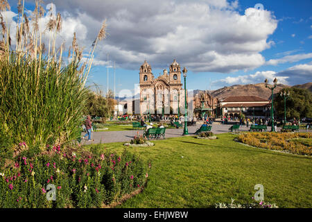 Die Straßen und Plätze von Cuzco, Peru, sind gefüllt mit bunten Resten der komplizierten und komplexen Geschichte der Stadt. Stockfoto