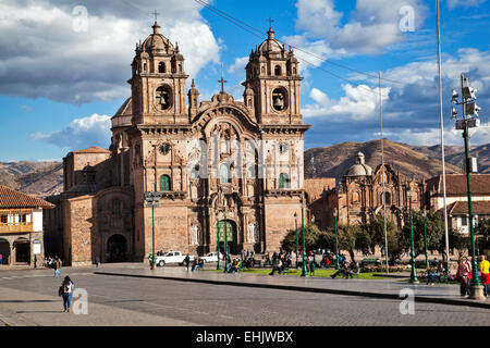 Die Straßen und Plätze von Cuzco, Peru, sind gefüllt mit bunten Resten der komplizierten und komplexen Geschichte der Stadt. Stockfoto