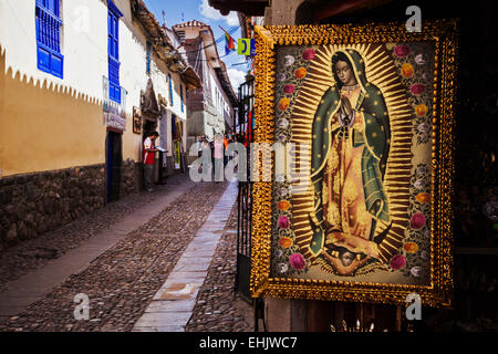 Die Straßen und Plätze von Cuzco, Peru, sind gefüllt mit bunten Resten der komplizierten und komplexen Geschichte der Stadt. Stockfoto