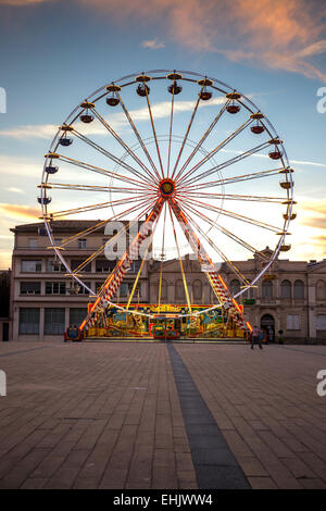 Riesenrad, Fahrt in die Stadt Carcassonne, mittelalterliche Mauern umgebene Stadt Carcassonne in Süd-West Frankreich Stockfoto