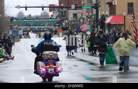 Rote und blaue Lichter blinken als Lexington Polizist ein Harley Davidson Motorrad Main Street in der 36. jährliche Alltech Lexington St. Patrick's Day Parade am Samstag, 14. März 2015 in Lexington, KY, USA reitet. Die Parade wurde gemeinsam von der Lexington-Fayette Urban County Regierung Abteilung des Parks & Recreation, der Lexington Celtic Association und der Bluegrass Irish Society vorgestellt. (Apex MediaWire Foto von Billy Suratt) Stockfoto