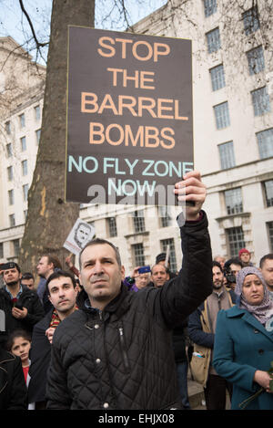 London, UK, 14. März 2015: Hunderte Syrer Versammlung bei Marble Arch zu marschieren, um Downing-Street-Proteste zum 4. Jahrestag der syrischen Bürgerkrieg und Protest gegen die Untätigkeit, Syrien von der internationalen Gemeinschaft zu helfen. Foto: siehe Li Stockfoto