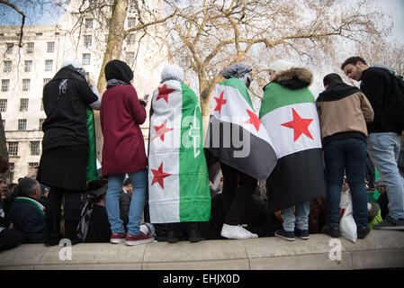 London, UK, 14. März 2015: Hunderte Syrer Versammlung bei Marble Arch zu marschieren, um Downing-Street-Proteste zum 4. Jahrestag der syrischen Bürgerkrieg und Protest gegen die Untätigkeit, Syrien von der internationalen Gemeinschaft zu helfen. Foto: siehe Li Stockfoto