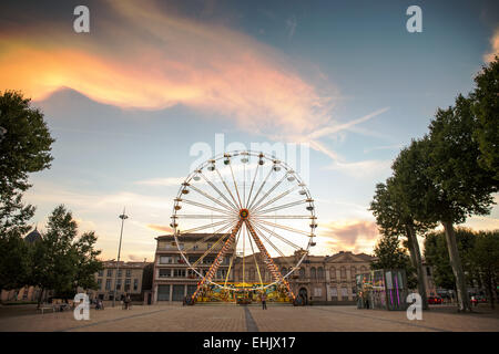 Riesenrad, Fahrt in die Stadt Carcassonne, mittelalterliche Mauern umgebene Stadt Carcassonne in Süd-West Frankreich Stockfoto