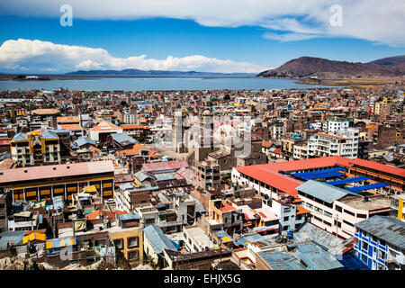 Puno ist eine Stadt mit zwei hundert und fünfzig tausend befindet sich am Ufer des Titicaca in der hohen Hochebene von Peru. Stockfoto