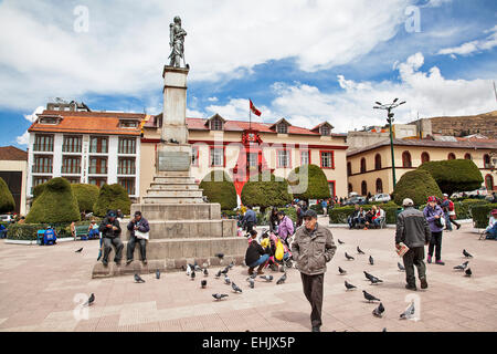 Puno ist eine Stadt mit zwei hundert und fünfzig tausend befindet sich am Ufer des Titicaca in der hohen Hochebene von Peru. Stockfoto