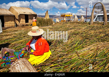 In der Nähe der Stadt Puno am Ufer des Titicaca sehen die Besucher den Uros Inseln und die Dorfbewohner, die dort leben. Stockfoto