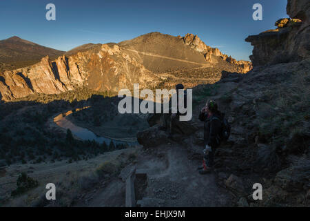 beobachten den Sonnenuntergang im Smith Rock State Park in Oregon Stockfoto