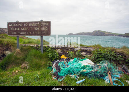 sandige Bucht Wurf Schild mit Wurf Castlehaven west cork, Irland Stockfoto