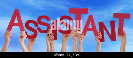 Viele kaukasische Menschen und Händen mit roten Buchstaben oder Zeichen Gebäude das englische Wort Assistent am blauen Himmel Stockfoto