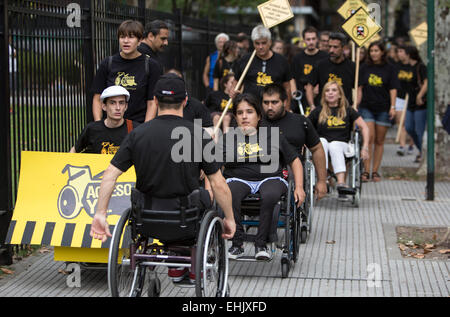 Buenos Aires, Argentinien. 14. März 2015. Menschen beteiligen sich in der 10. Auflage des Rallydad, einer Kundgebung zur Sensibilisierung der Menschen der Stadt Barrikaden gegen behinderte Menschen in Buenos Aires, der Hauptstadt von Argentinien, am 14. März 2015. Bildnachweis: Martin Zabala/Xinhua/Alamy Live-Nachrichten Stockfoto