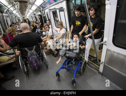 Buenos Aires, Argentinien. 14. März 2015. Menschen beteiligen sich in der 10. Auflage des Rallydad, einer Kundgebung zur Sensibilisierung der Menschen der Stadt Barrikaden gegen behinderte Menschen in Buenos Aires, der Hauptstadt von Argentinien, am 14. März 2015. Bildnachweis: Martin Zabala/Xinhua/Alamy Live-Nachrichten Stockfoto