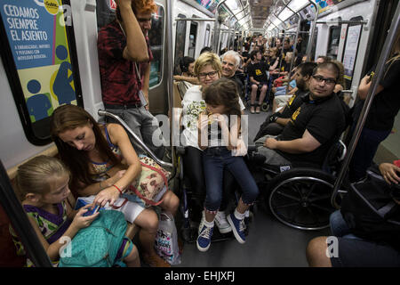 Buenos Aires, Argentinien. 14. März 2015. Menschen beteiligen sich in der 10. Auflage des Rallydad, einer Kundgebung zur Sensibilisierung der Menschen der Stadt Barrikaden gegen behinderte Menschen in Buenos Aires, der Hauptstadt von Argentinien, am 14. März 2015. Bildnachweis: Martin Zabala/Xinhua/Alamy Live-Nachrichten Stockfoto