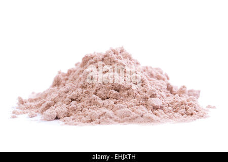 Ein Haufen Schokolade Proteinpulver auf weißem Hintergrund. Sweeted mit Stevia. Stockfoto