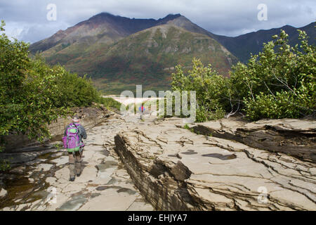 Wanderer im Tal der 10.000 raucht, Katmai Nationalpark und Reservat, Alaska Stockfoto